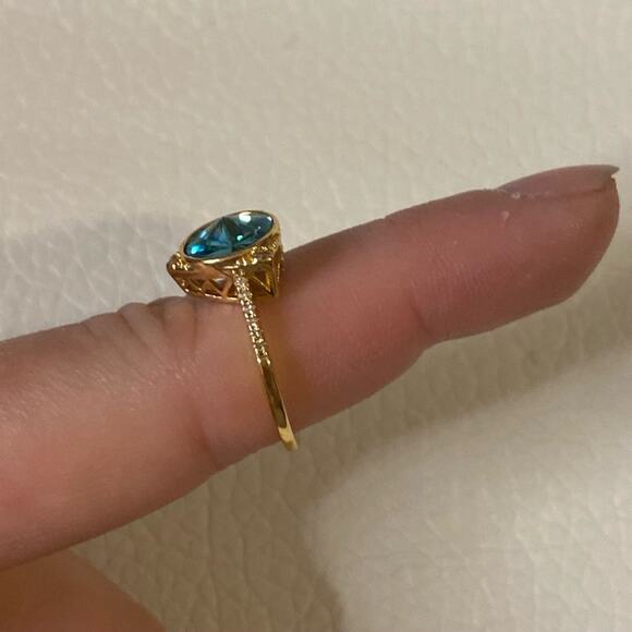Vintage Gold Tone Statement Ring Blue Crystal Gem Size 7 - Picture 3 of 13